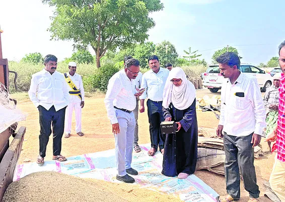 ధాన్యం కొనుగోళ్లను వేగవంతం చేయాలి