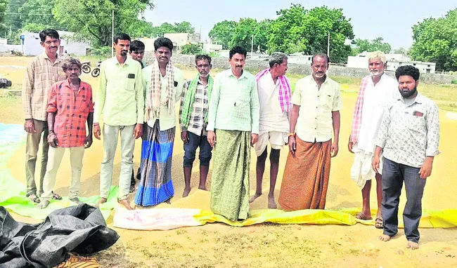 ధాన్యం కొనుగోలు చేయడం లేదని నిరసన 
