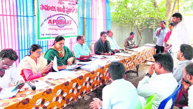 తగ్గుతున్న శ్రీశైలండ్యాం నీటి మట్టం 