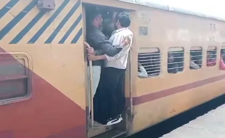 Snake Bites Passenger in Moving Train in Jhansi