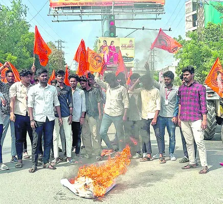 విద్యార్థి కుటుంబానికి న్యాయం చేయాలి