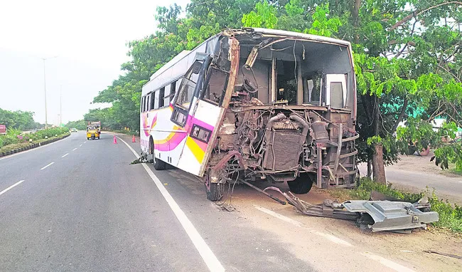 నిలిచి ఉన్న బస్సును ఢీకొట్టిన ఆర్టీసీ బస్సు