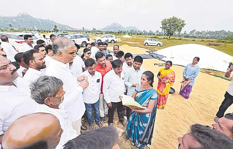 వడ్లు కొనమంటే నోట్ల లోడ్‌ ఎత్తుతున్నారు