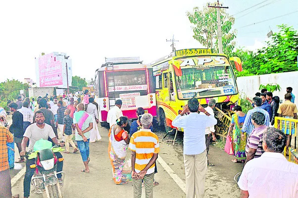 తృటిలో తప్పిన ప్రమాదం 
