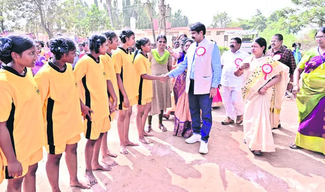 జోన్‌–2 బాలికల గురుకుల పోటీలు ప్రారంభం 