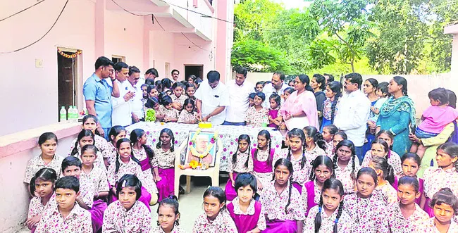 గిరిజన బాలికల వసతిగృహంలో కేక్ కట్ చేస్తున్న ఎమ్మెల్యే డాక్టర్‌ సంజీవరెడ్డి