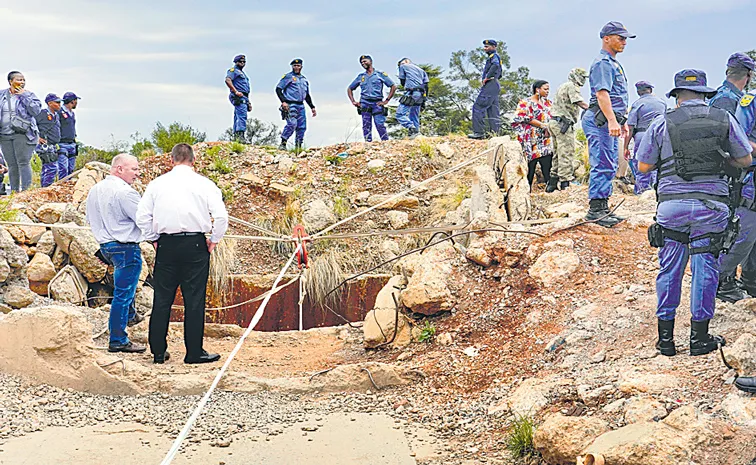 South Africa: Volunteers enter the mine to help the workers