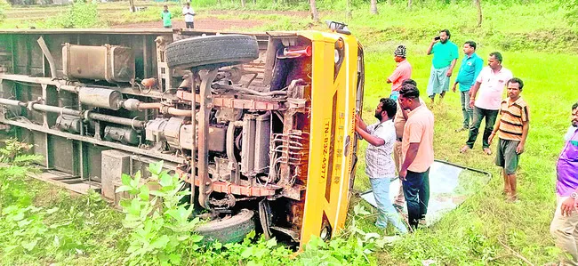 ప్రైవేటు పాఠశాల బస్సు బోల్తా 