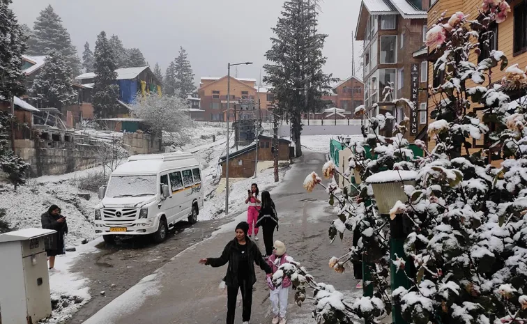 Kashmir receives fresh and Heavy snowfall video goes viral 