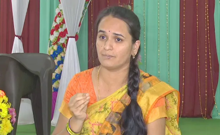 Socialmedia Activist Varra Ravindrareddy Wife Kalyani Fire On Ap Police