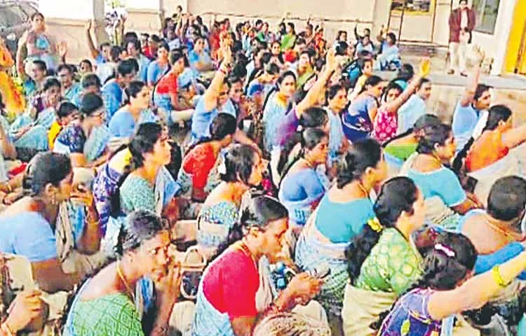 Anganwadi workers dharna at the Collectorate