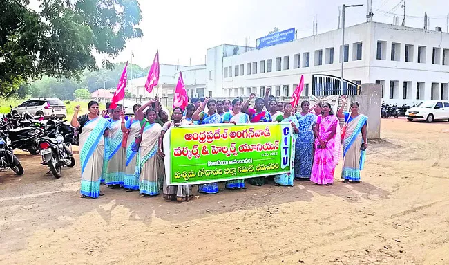 మినీ అంగన్‌వాడీల ఆవేదన 