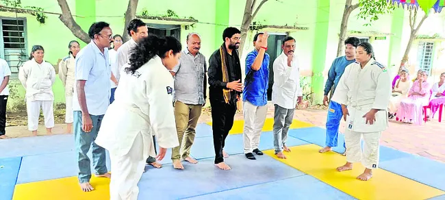 క్రీడా ఫలాలను సద్వినియోగం చేసుకోవాలి