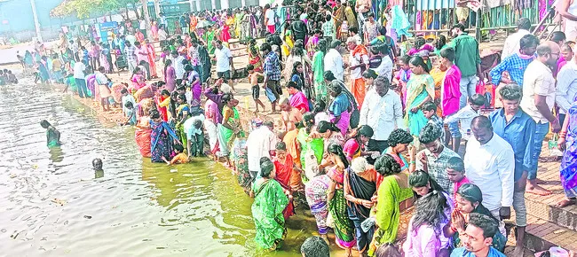 ఆదిత్యుని సన్నిధిలో కార్తీక పూజలు 