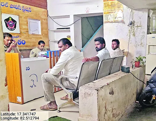 పోలీసుల అదుపులో వైఎస్సార్‌ సీపీ నాయకులు