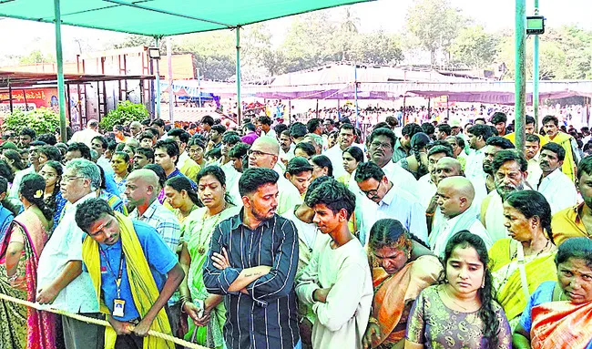 రత్నగిరిపై భక్తజనవాహిని●