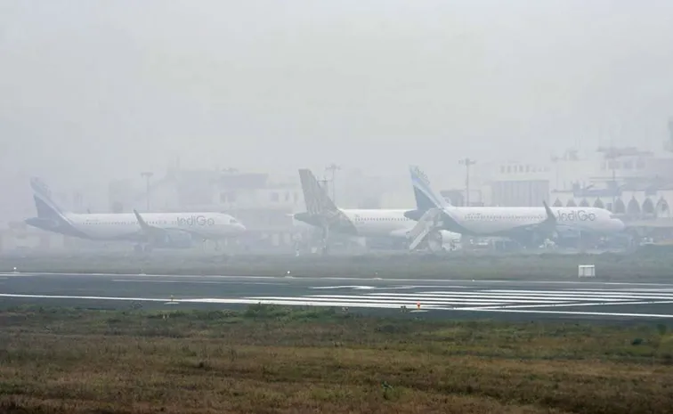 Dense Fog at Delhi Airport 160 Flights Delayed 7 Cancelled