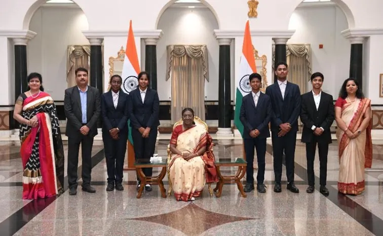 Hyderabad Students Meet President Droupadi Murmu on Childrens Day