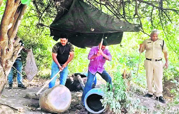 1800 లీటర్ల సారా పులుపు ధ్వంసం 