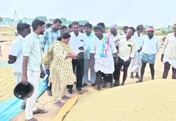 కొనుగోలు సెంటర్లలోనే ధాన్యం విక్రయించుకోవాలి 