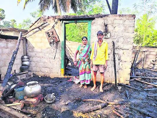 రెండు తాటాకిళ్లు దగ్ధం 