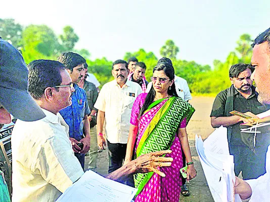 ఏడీబీ రోడ్డు విస్తరణకు  అవరోధాలు తొలగించండి