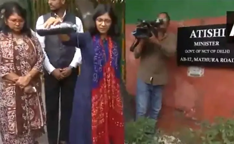 AAP MP Swati Maliwal Polluted water Throws Outside Of CM Atishi Residence