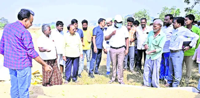 రైతులకు ధాన్యం డబ్బులు చెల్లించాలి