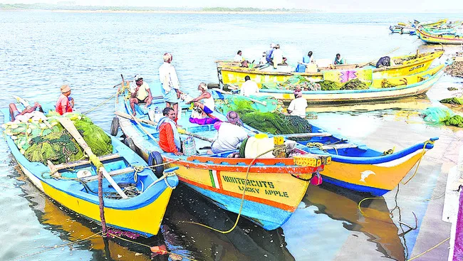 మసకబారిన మత్స్యకారుల సంక్షేమం! 