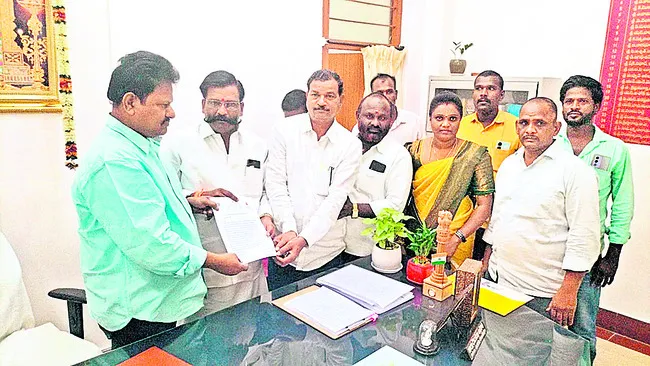 దేవస్థానం కోసమే  గ్రామ కంఠం వినియోగం 
