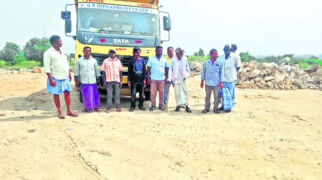 పంటనూర్పిడి బండ ఆక్రమణను అడ్డుకున్న గ్రామస్తులు