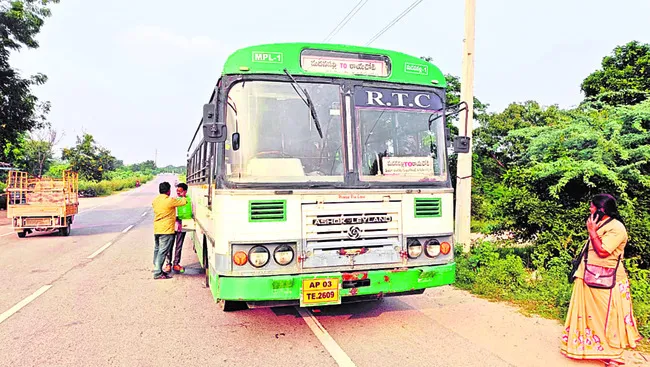 డీజిల్‌ కొరతతో ఆగిన ఆర్టీసీ బస్సు