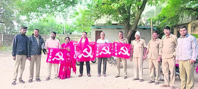 ఆర్టీసీ కార్మికులపై  పనిభారం తగ్గించాలి
