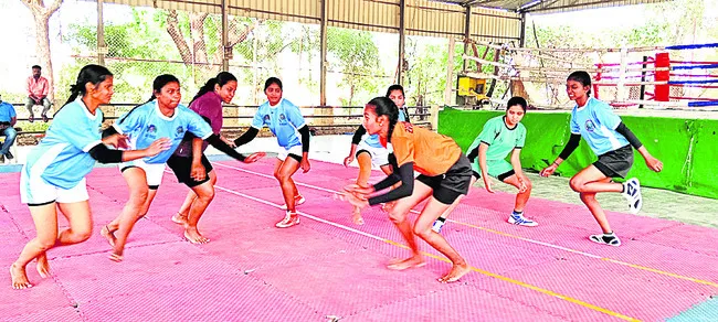 అట్టహాసంగా కబడ్డీ, క్రికెట్‌ ఎంపిక పోటీలు
