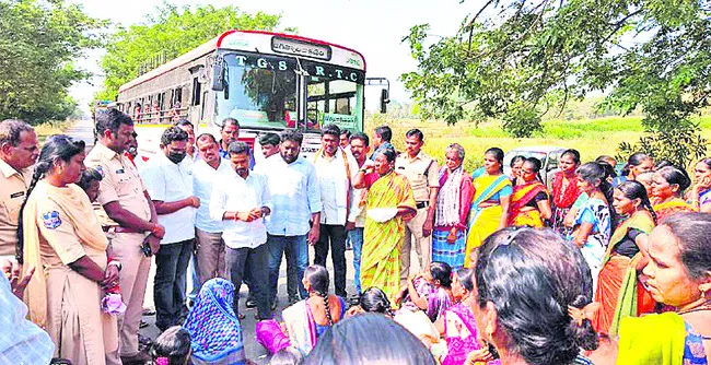 బస్సు సౌకర్యం కల్పించాలని మహిళల రాస్తారోకో