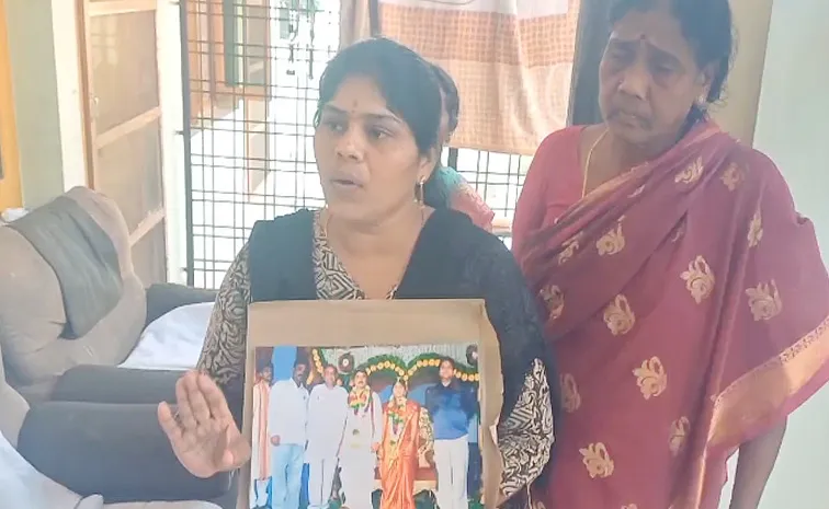 Nalgonda Deo Bikshapathi First Wife Protest In Front Of House