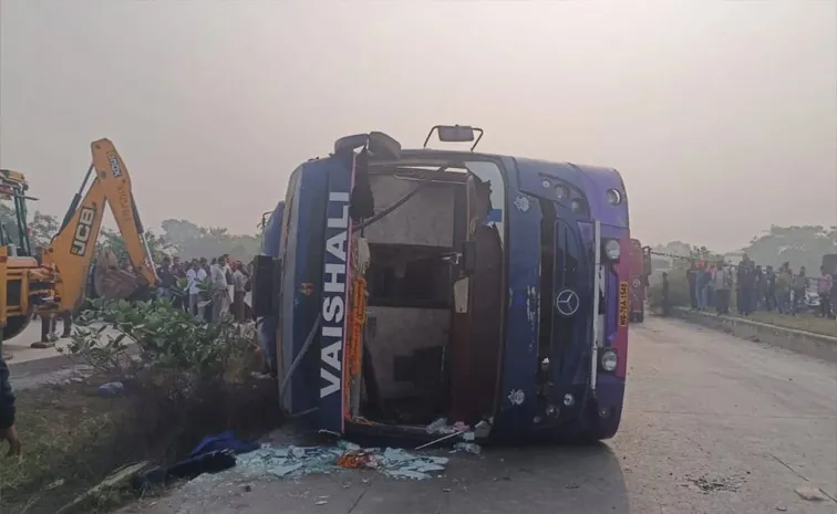 Jharkhand bus accident bus going to patna-overturned in hazaribagh