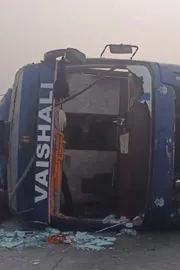 Jharkhand bus accident bus going to patna-overturned in hazaribagh2