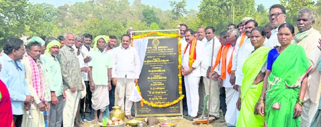 ఆదివాసీల అభివృద్ధికి కృషి