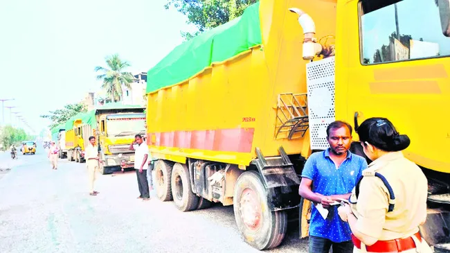 ఓవర్‌లోడు వాహనదారుల లైసెన్స్‌లు రద్దు 