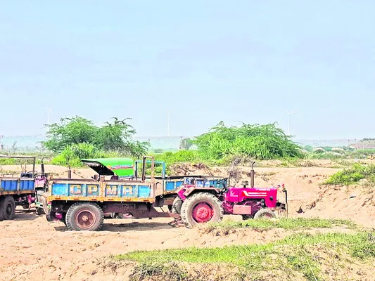 జోరుగా ఇసుక అక్రమ రవాణా 