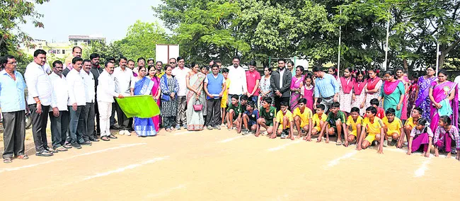 దివ్యాంగులను ప్రోత్సహించాలి