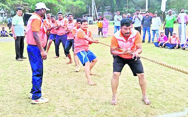 క్రీడాస్ఫూర్తితో ముందుకు సాగాలి 