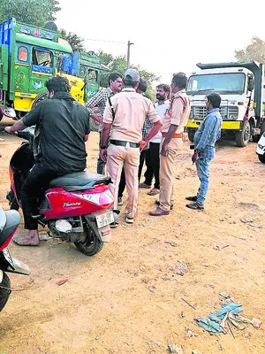 మనోళ్లే.. వదిలేయండి!