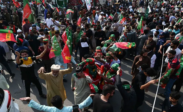 Pakistan: Shoot at sight ordered as pro-Imran Khan PTI protest rally turns deadly; 5 killed