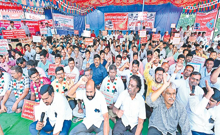 Tribal outsourcing teachers agitation at CM Chandrababu house