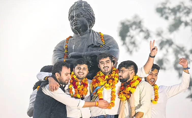 ABVP, NSUI bag two seats each in Delhi University student elections