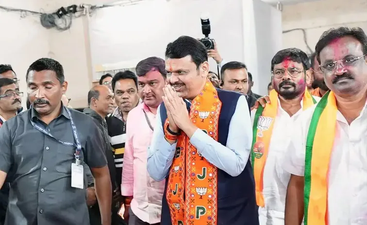 Fadnavis Tells Reason for Quick Delhi Visit says Wedding not Politics