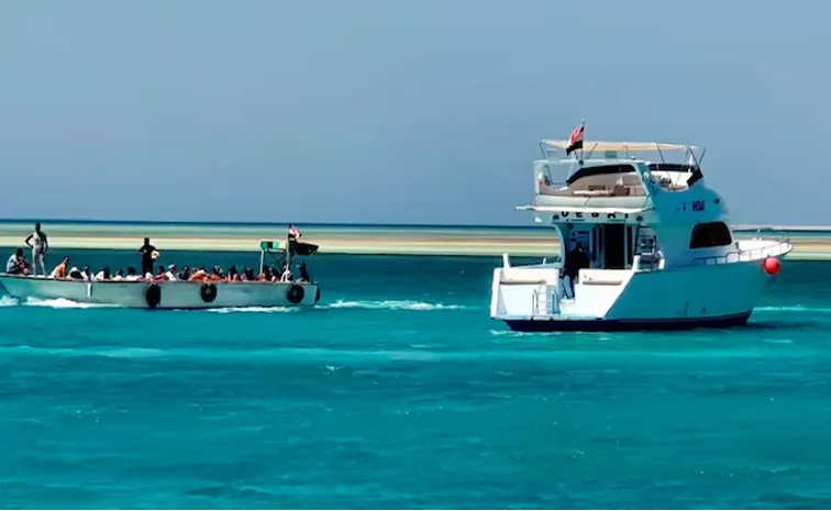 Tourist Boat Sinks Off Egypts Red Sea coast