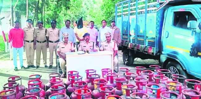 అంతర్రాష్ట్ర గ్యాస్‌ సిలిండర్ల ముఠా అరెస్ట్‌